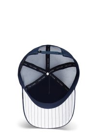 Gorra de béisbol a rayas azul marino y blanca, con visera azul marino sólida, forro interior de malla y cierre ajustable a presión.