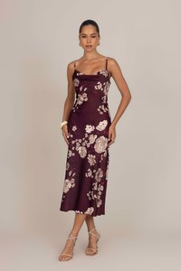 Robe fleurie bourgogne à fines bretelles, de longueur genou, avec des motifs de fleurs blanches et roses. Tissu doux avec une silhouette ajustée.