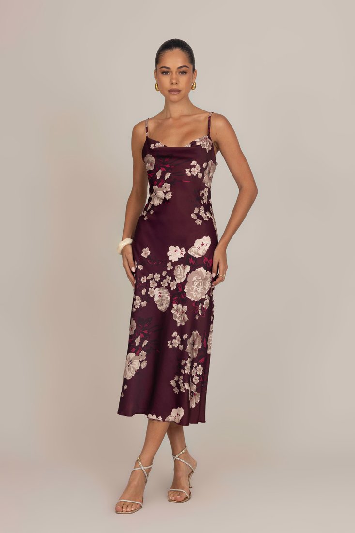 Robe fleurie bourgogne à fines bretelles, de longueur genou, avec des motifs de fleurs blanches et roses. Tissu doux avec une silhouette ajustée.