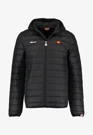 Chaqueta de plumas negra con capucha, diseño acolchado vertical, cremallera frontal y logotipo bordado en el lado izquierdo del pecho y en la manga derecha.