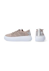 Hellbraune Sneakers mit Mesh-Details, silbernem Sternakzent, weißer Gummisohle und kontrastierenden flachen Schnürsenkeln. Rundliche Zehenform.