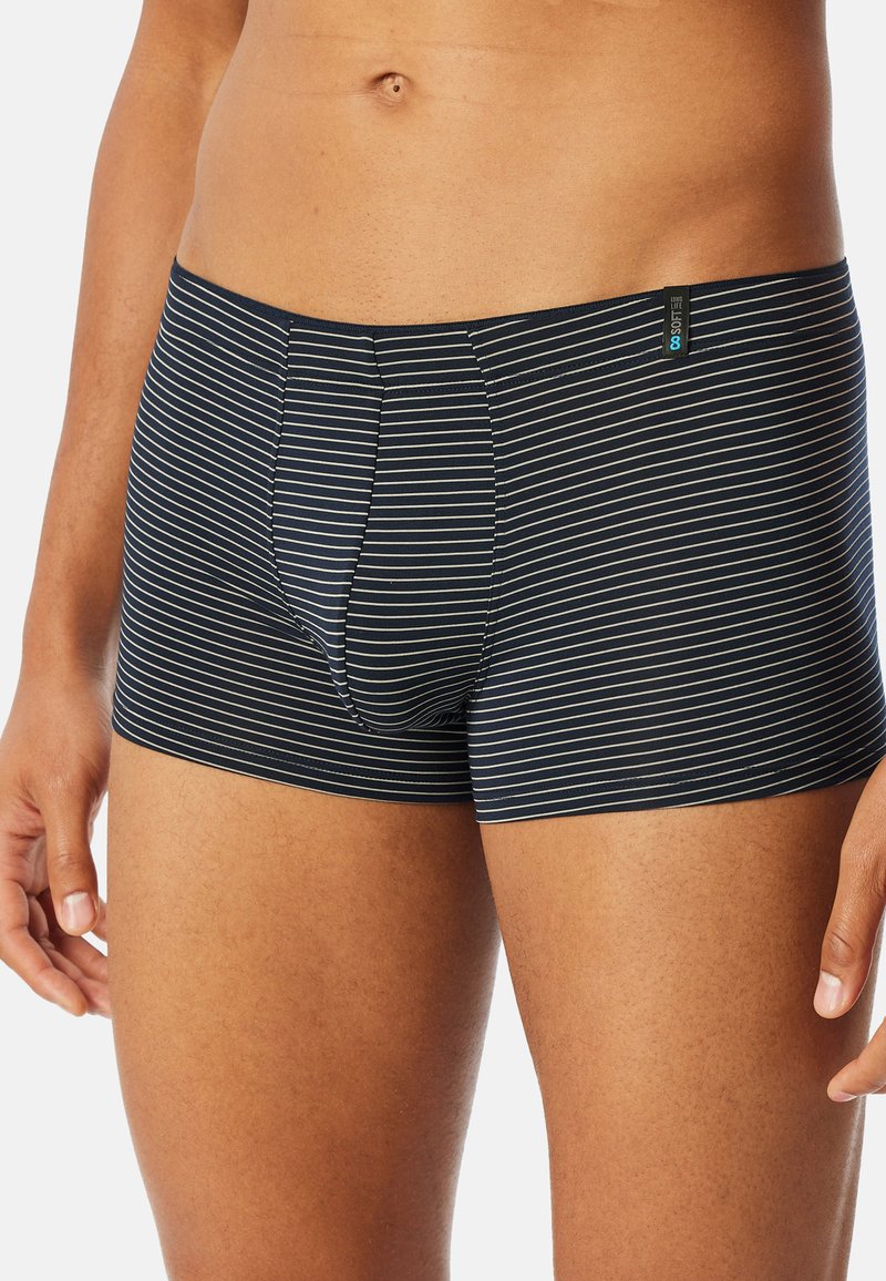 Marine gestreifte Boxershorts aus glattem Material. Mit elastischem Bund und einer Vorderpocket. Dünne, hellfarbige Streifen über die Oberfläche.