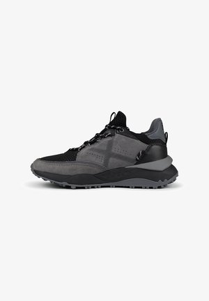 Zapatillas deportivas en negro y gris, con parte superior de ante texturizado, secciones de malla transpirable, detalles en cordones y una suela de goma resistente.