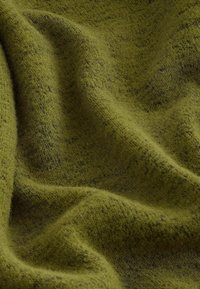 Struktureret, olivengrøn stof med en blød, fuzzy overflade. Lyse og mørke fibre skaber et subtilt mønster, der viser bløde folder og draperinger.