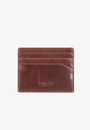 Portafoglio in pelle marrone con logo impresso, dotato di più scomparti per carte e una superficie liscia. Design rettangolare compatto.