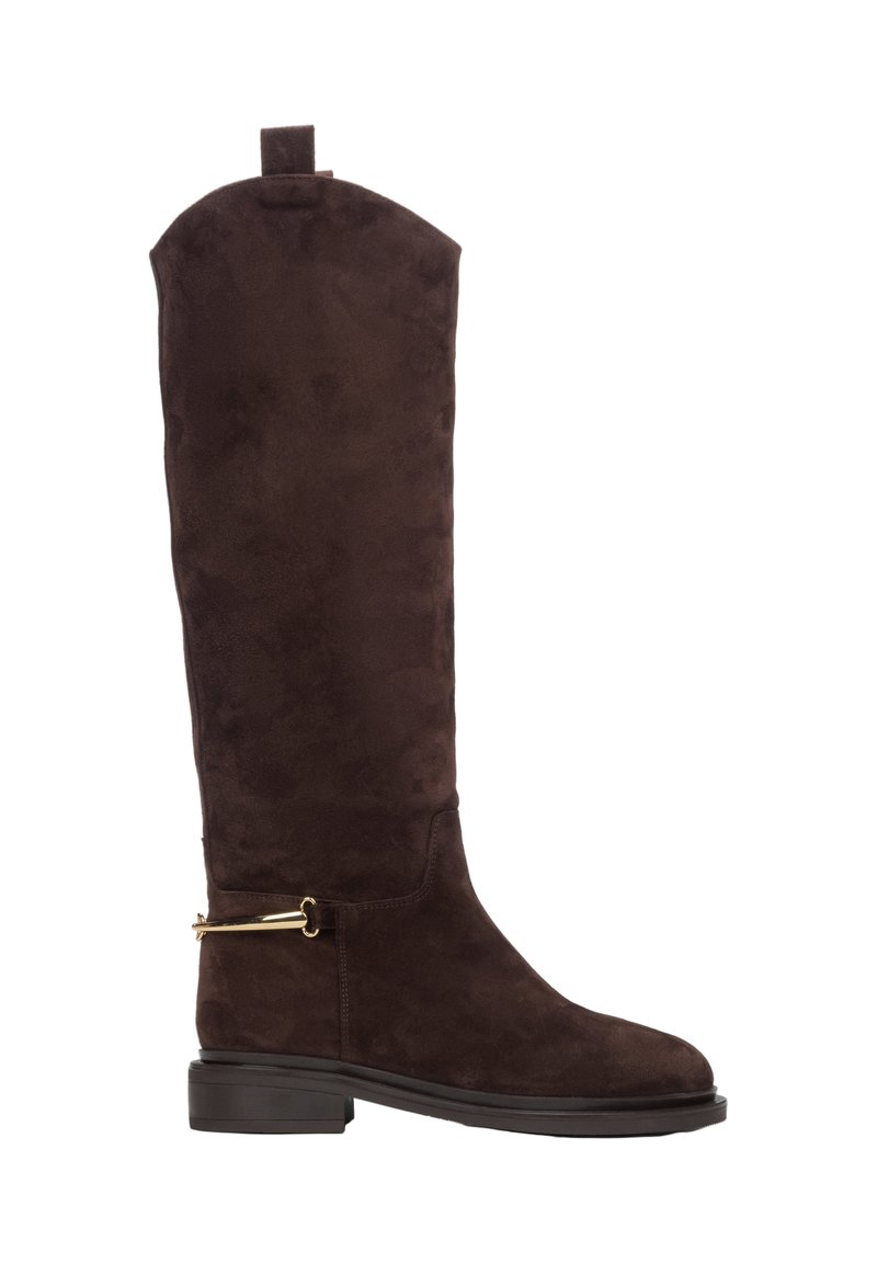 Hoge bruine suede laarzen hebben een soepele textuur, een ronde neus en een gouden accenten detail aan de zijkant. Het ontwerp omvat een lus aan de achterkant.
