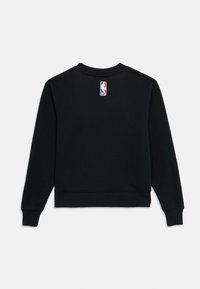 Sudadera negra con mangas largas, escote redondo, puños y dobladillo acanalados. Presenta un pequeño parche con el logo de la NBA en la parte superior de la espalda. Textura suave.