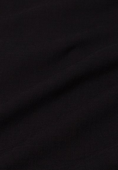 Tecido preto com uma textura suave e um padrão tecido subtil. O material parece leve e ligeiramente amarrotado em algumas áreas.