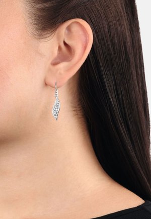 Orecchini d'argento a forma di foglia, caratterizzati da un motivo sfolgorante di pietre trasparenti. Il design pende da una semplice chiusura ad uncino.