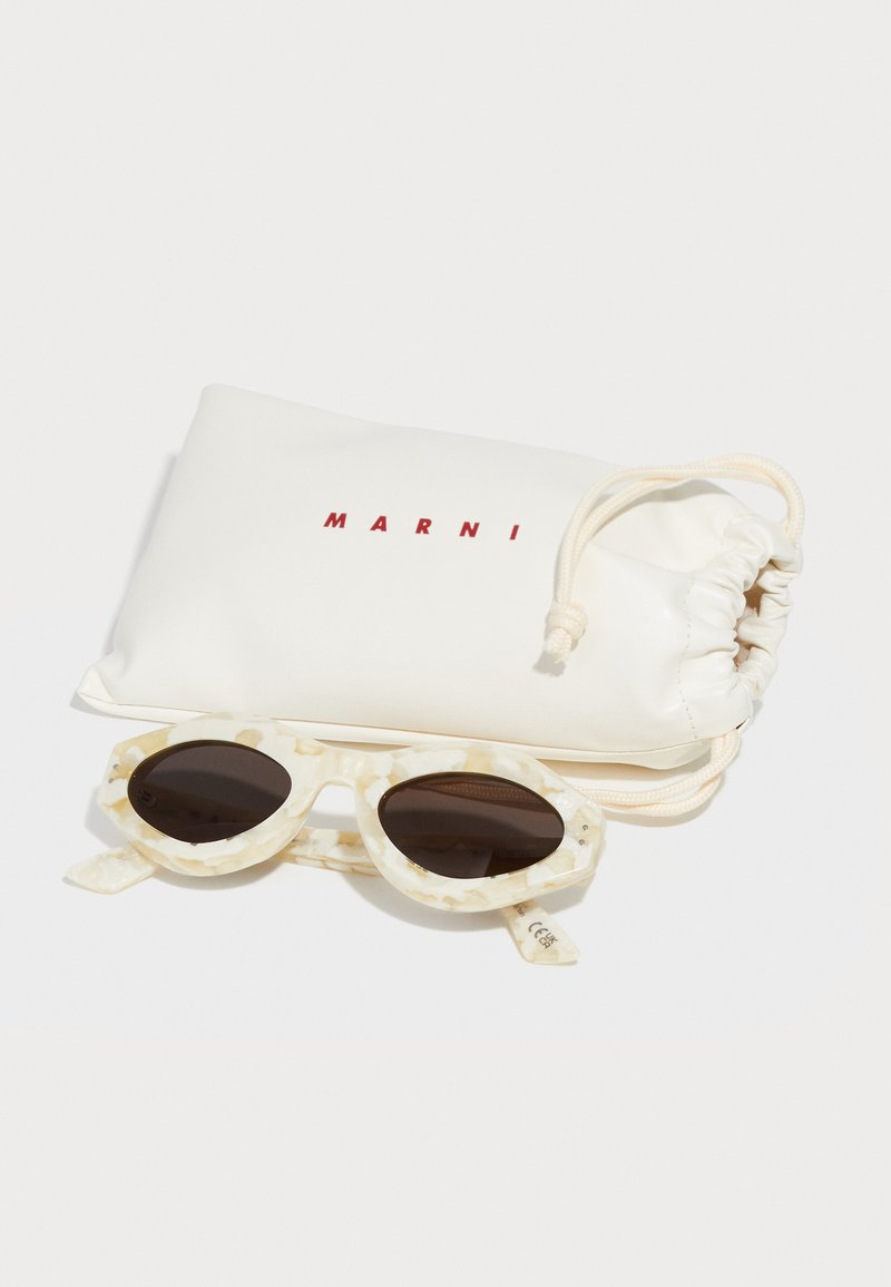 Solbriller med en off-white marmorérmet acetatramme og brune linser, ledsaget af en hvid pose med rød "MARNI" tekst.