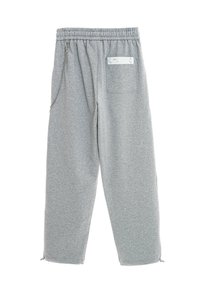 Pantalones de chándal grises con cintura ajustable, un bolsillo trasero, detalle de cadena en los laterales y cremalleras en el dobladillo, confeccionados en suave material de algodón.