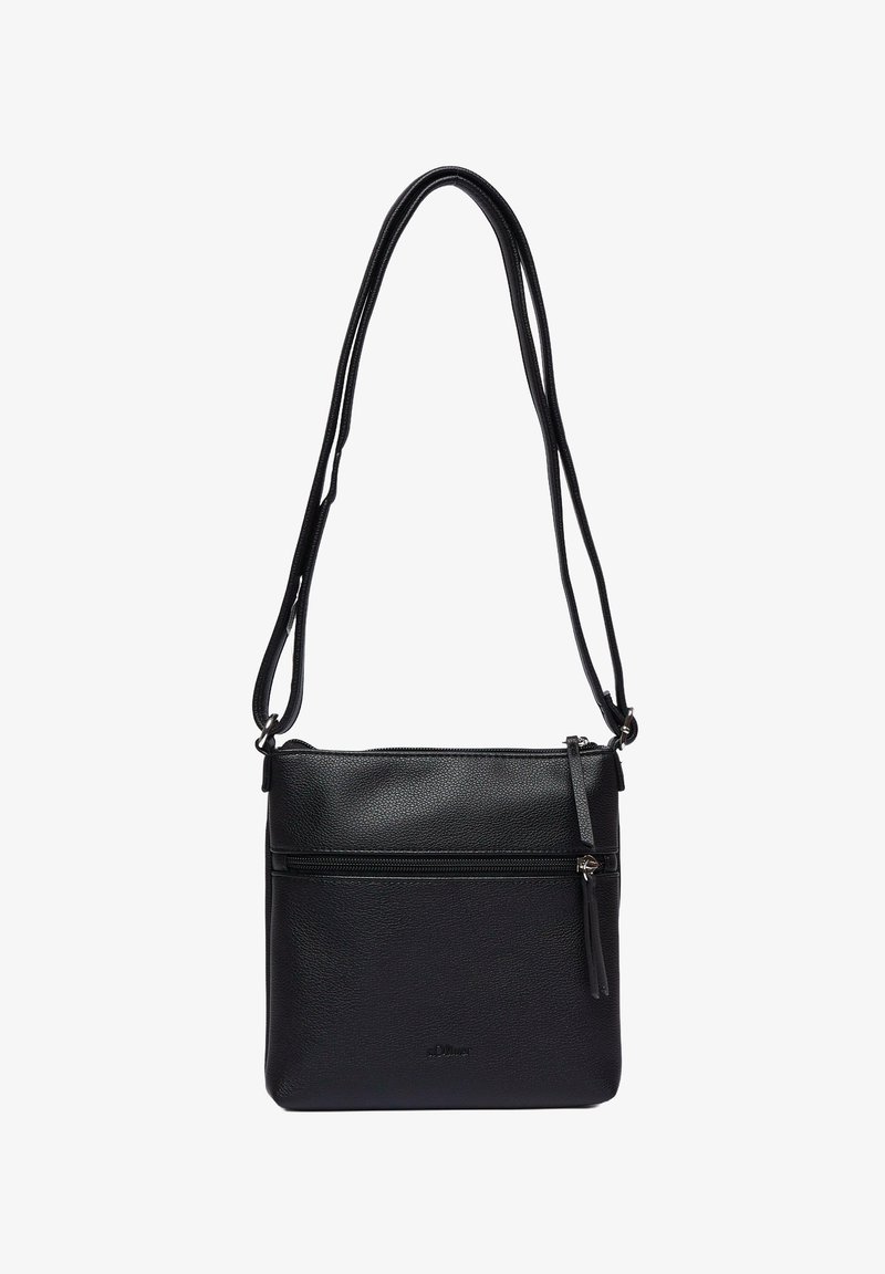 Mustavälinen olkalaukku, jossa on kaksoisoljet, vetoketjulliset osastot, teksturoitu pinta ja hienovarainen brändäys etupuolella.