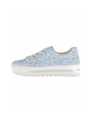 Sneaker azzurro chiaro con motivo testurizzato, suola platform bianca e lacci grigi. Presenta una punta arrotondata e sottili dettagli metallici.