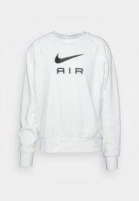 Vit långärmad crewneck sweatshirt med svart Nike swoosh-logotyp och texten "AIR" framtill, uppvisad på en enkel bakgrund.