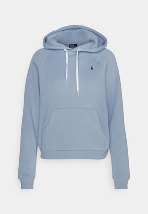 Sweat à capuche bleu clair avec cordons blancs, poche kangourou devant, poignets côtelés et petit logo sombre sur la poitrine.