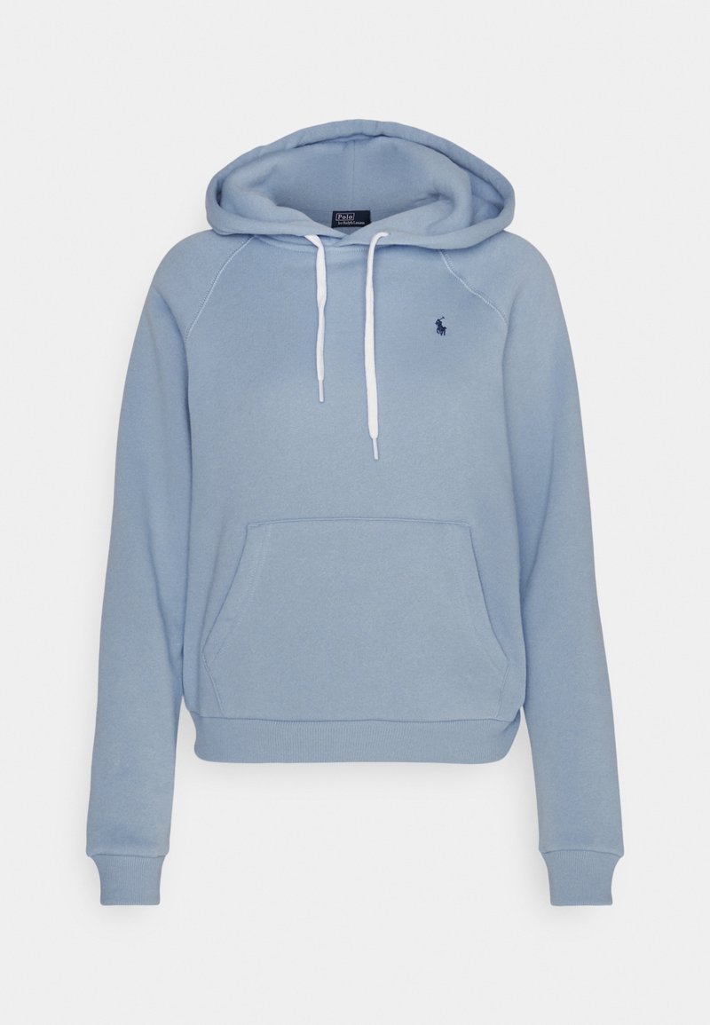 Sweat à capuche bleu clair avec cordons blancs, poche kangourou devant, poignets côtelés et petit logo sombre sur la poitrine.