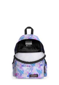 Fialový batoh s květinovým vzorem v pastelových barvách, se černým zipem a vnitřní kapsou. Obsahuje horní ucho a polstrovanou hlavní přihrádku.