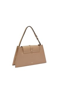 Sac à main en cuir beige avec une forme structurée, un rabat repliable et une fine poignée d'accent. Dispose de quincaillerie dorée et d'un détail de logo embossé.