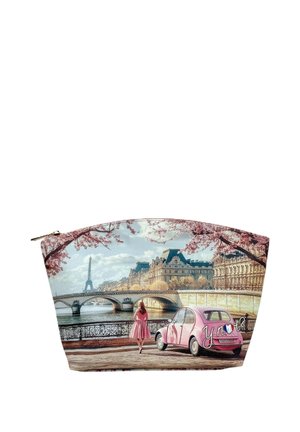 Borsa per cosmetici con una scena di Parigi che mostra una donna in un vestito rosa vicino al fiume, un'auto rosa, fiori di ciliegio, la Torre Eiffel e un ponte di pietra.