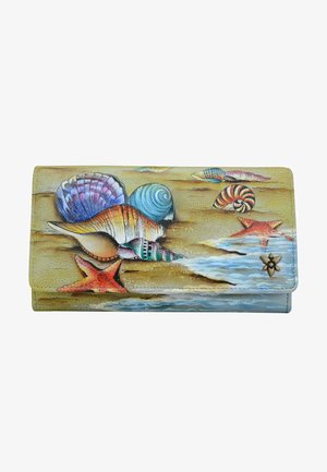 Portemonnee met een ontwerp van een schelp en stervormige zeedier, gemaakt van textuurmateriaal in beige, blauw en meerdere kleuren. Inclusief een decoratieve bloemenaccent.