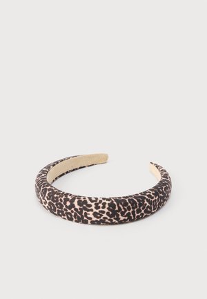 Oblog elastik z bež osnovo in črnim leopardjim vzorcem, zasnovan za udobno nošenje.