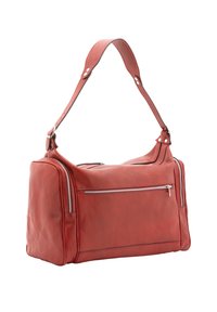 Borsa da viaggio in pelle rossa con una superficie liscia, tasche con doppia cerniera, tracolla regolabile e dettagli in metallo argentato.