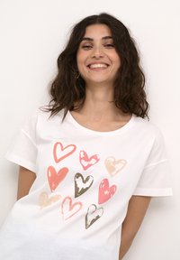 Cream AUDE - Trükipildiga T-särk - peachy painted hearts
