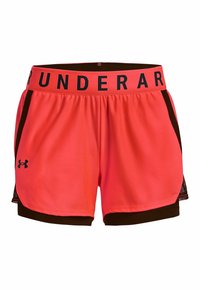 Bermudas deportivas rosas con acentos negros, paneles laterales de malla y una amplia cinturilla elástica con "UNDER ARMOUR" en letras negritas.