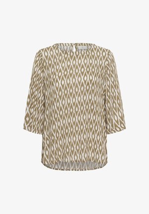 Beežika ja valge pika varrukaga pluus teemantkujulise geomeetrilise mustriga ning väikese tagumise nööpidega sulgumiskoht.