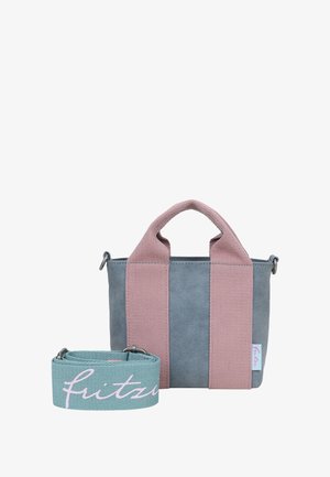 Pequeño bolso de tela gris con asas rosas y herrajes metálicos. Incluye una correa desmontable verde menta con "fritz" impreso en rosa.