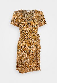 Vestido envolvente de estampa de leopardo em laranja e castanho, com mangas curtas, bainha com babados e detalhe de laço na cintura. Tecido suave e texturizado.