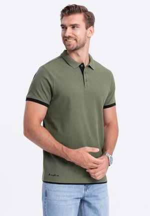 Camisa polo verde con cuello y puños de acento negro, mangas cortas y tapeta de tres botones. Tejido de algodón, diseño de ajuste casual.