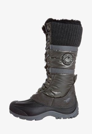 Polven yläpuolelle ulottuva talvikenkä tummanharmaana. Siinä on teksturoitu neulepäällinen, kiiltävä keinomateriaali, turkisvuori ja nauhakiinnitys metallisilmukoilla edessä.