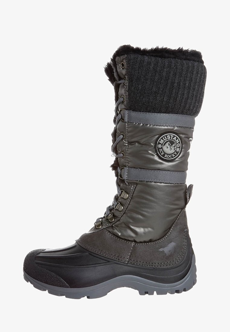 Zimní kozačka sahající po kolena v tmavě šedé barvě. Má texturovaný pletený svršek, lesklý syntetický materiál, chlupatou podšívku a šněrování vpředu s kovovými očky.