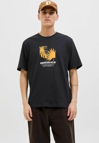 Schwarzes Baumwoll-T-Shirt mit einem gelben Grafikdesign von Palmblättern und dem Schriftzug "ORIGINALS"; lässige Passform und kurze Ärmel, einfacher Rundhalsausschnitt.