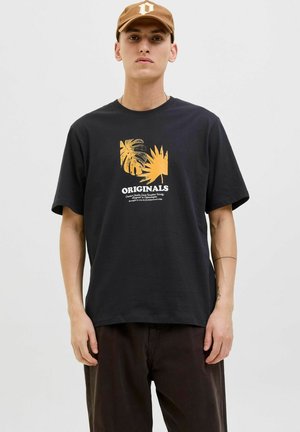 Schwarzes Baumwoll-T-Shirt mit einem gelben Grafikdesign von Palmblättern und dem Schriftzug "ORIGINALS"; lässige Passform und kurze Ärmel, einfacher Rundhalsausschnitt.