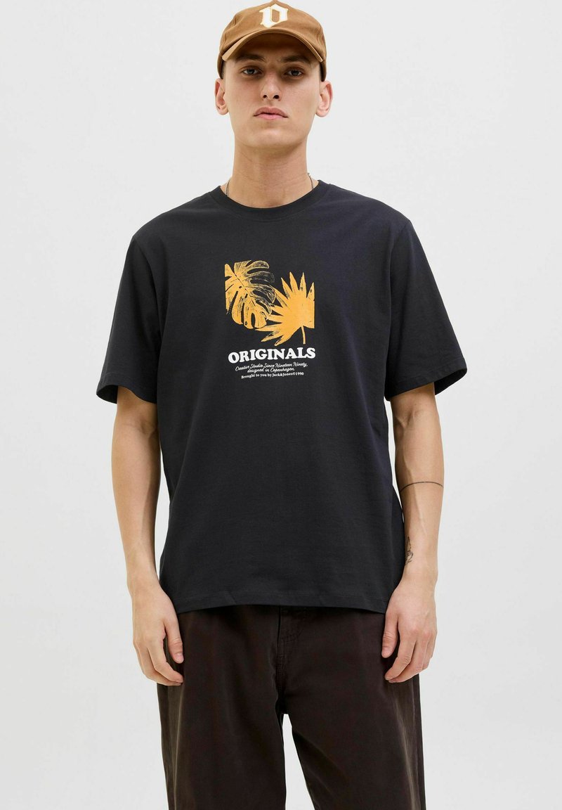 Schwarzes Baumwoll-T-Shirt mit einem gelben Grafikdesign von Palmblättern und dem Schriftzug "ORIGINALS"; lässige Passform und kurze Ärmel, einfacher Rundhalsausschnitt.