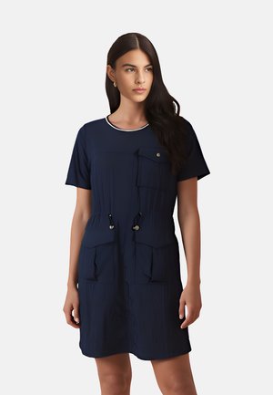 Abito blu navy a maniche corte con due tasche frontali, vita con cordoncino e collo tondo rifinito con piping bianco. Texture liscia.