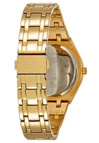 Reloj de metal con tono dorado, con pulsera de eslabones, caja octagonal y acabado pulido. Presenta un broche con el nombre de la marca grabado en la parte trasera.