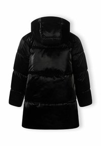 Geacă puffer neagră cu glugă, având o textură netedă și lucioasă, secțiuni umplute și o lungime până la mijlocul coapsei pentru confort și protecție.
