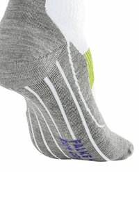 Calcetín gris con rayas blancas y detalles verdes, que presenta un patrón de tejido texturizado. Incluye una marca púrpura en el lateral.