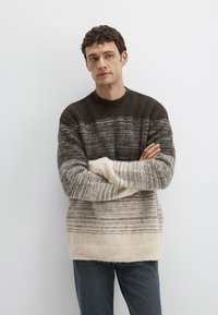 Strickpullover mit horizontalen Streifen in Dunkelbraun, Grau und Creme. Lockerer Sitz mit geripptem Ausschnitt und Bündchen, weicher, strukturierter Stoff.