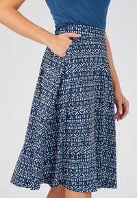 Jupe Courte White Stag Taille 14 – Imprimé Fleurs Bleu Blanc Violet – Stretch