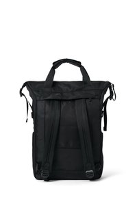 Svart nylonryggsäck med justerbara remmar, handtag på toppen och dragkedjestängning. Ren design utan synliga mönster eller detaljer.