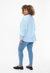 Zizzi MIT HOHER TAILLE - Vaqueros pitillo - light blue