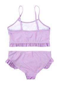 Costume da bagno a due pezzi per ragazza lilla con spalline sottili sulla parte superiore e dettagli con volant lungo l'orlo e sui lati delle mutande.