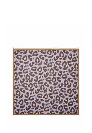 Vierkante bruine en beige luipaardprintstof met een dunne beige rand op een witte achtergrond.