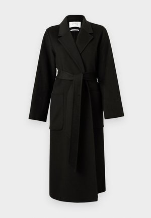 Manteau enveloppant en laine noire avec des manches longues, des revers à crans, une ceinture à nouer et deux poches avant. Texture lisse, design à longueur de sol.