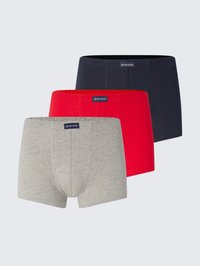 Tres pares de bóxers para hombre en gris, rojo y azul oscuro con cinturillas elásticas y etiquetas del logo de Tom Tailor en el centro frontal.