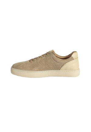 Baskets en suède beige avec un talon en cuir beige lisse. Comprend un bout rond, six œillets et une semelle en caoutchouc texturé pour une meilleure adhérence.